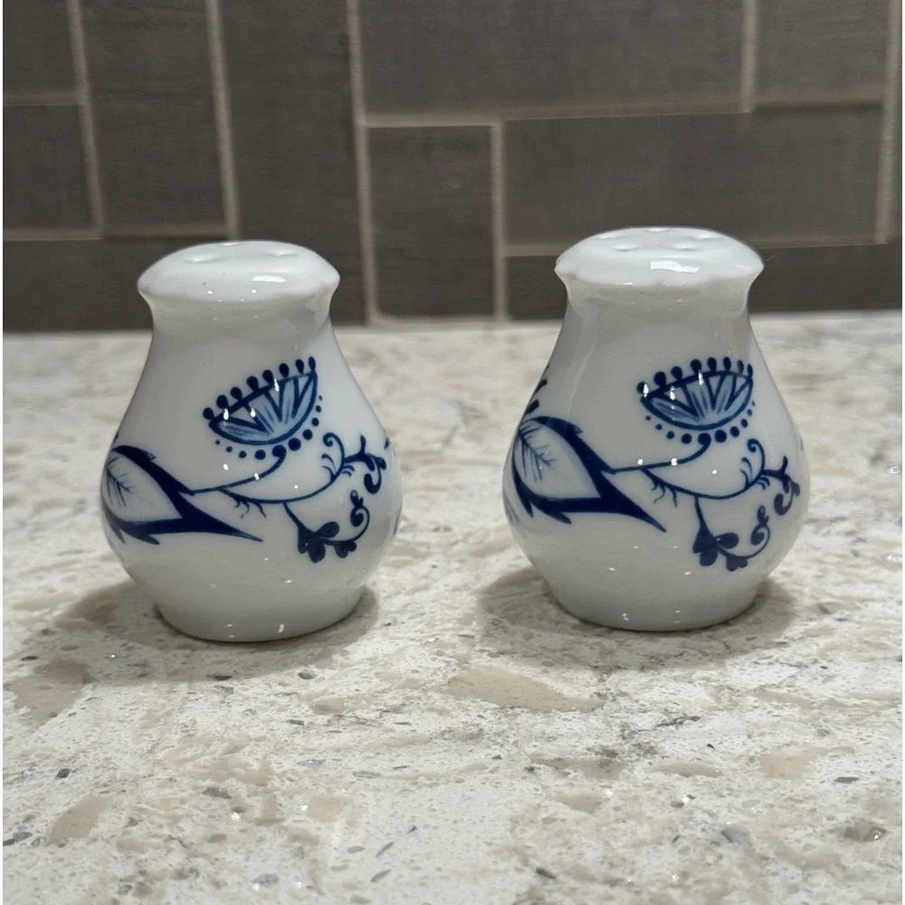 VINTAGE~CHINOISERIE STYLE~BLUE & WHITE~SALT & PEPPER SHAKERS~GOOD CONDITION~KCB1